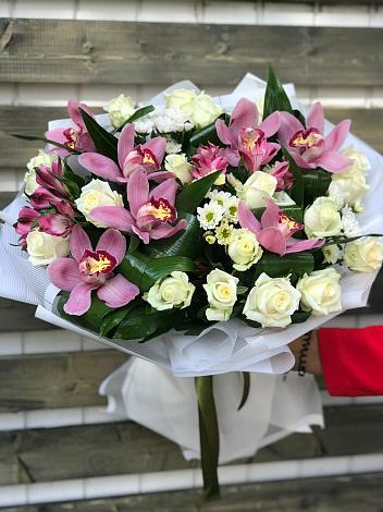 Букет цветов из: Розы и Хризантемы в Поселке Биокомбината