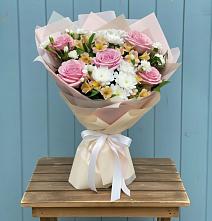 Букет цветов из:  Гвоздики, Орхидеи и Розы в Поселке Биокомбината