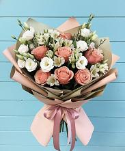 Букет цветов из:  Розы, Альстромерии и Лизиантусы в Поселке Биокомбината