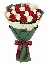 Букет Микс из красных и белых роз в Поселке Биокомбината