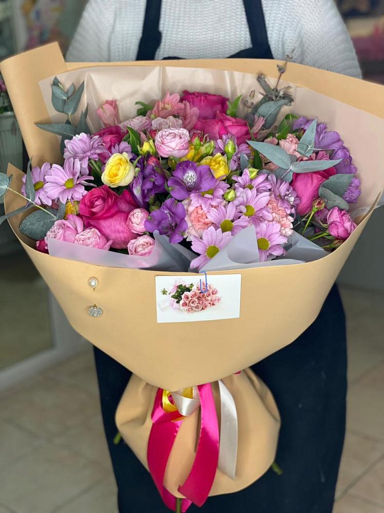 Букет цветов из: Хризантемы, Гвоздики и Альстромерии в Поселке Биокомбината