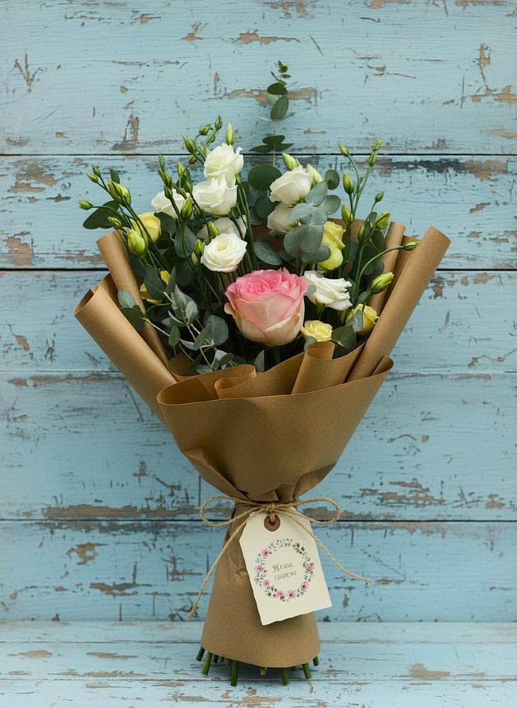 Букет цветов из: Розы и Лизиантусы в Поселке Биокомбината