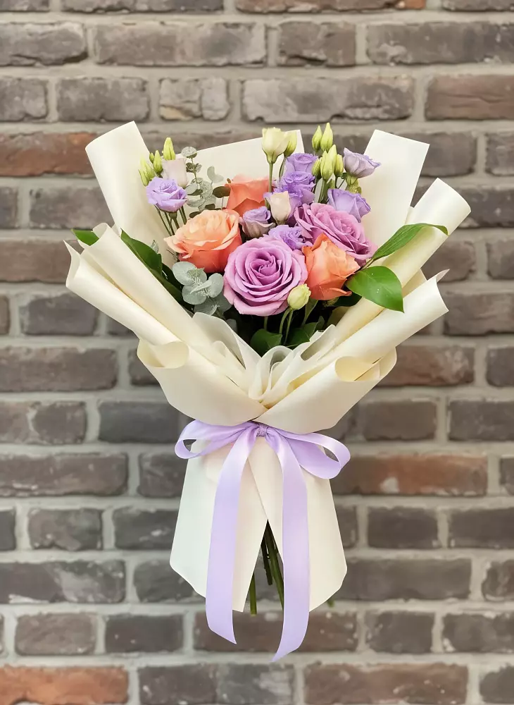 Букет цветов из: Лизиантусы и Розы в Поселке Биокомбината