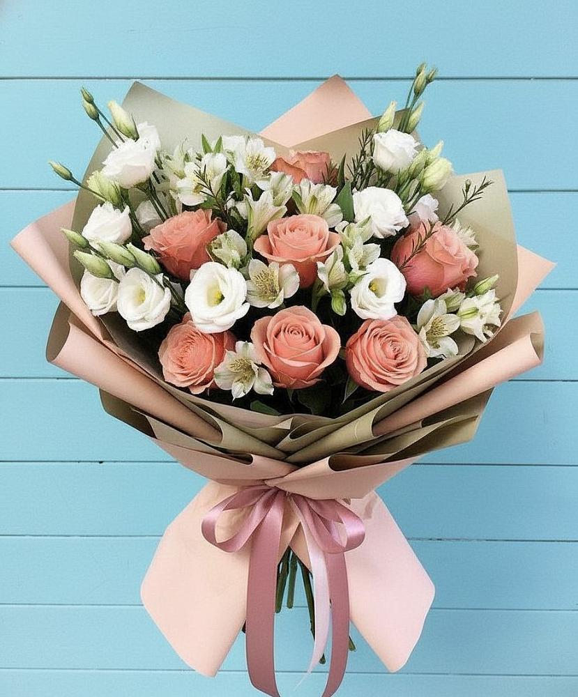 Букет цветов из: Розы, Альстромерии и Лизиантусы в Поселке Биокомбината