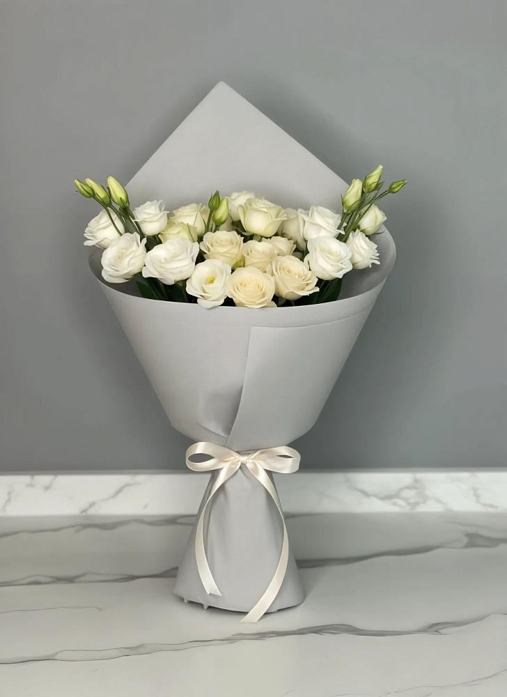 Букет цветов из: Розы и Лизиантусы в Поселке Биокомбината