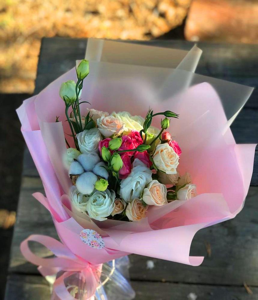 Букет цветов из: Розы и Лизиантусы в Поселке Биокомбината