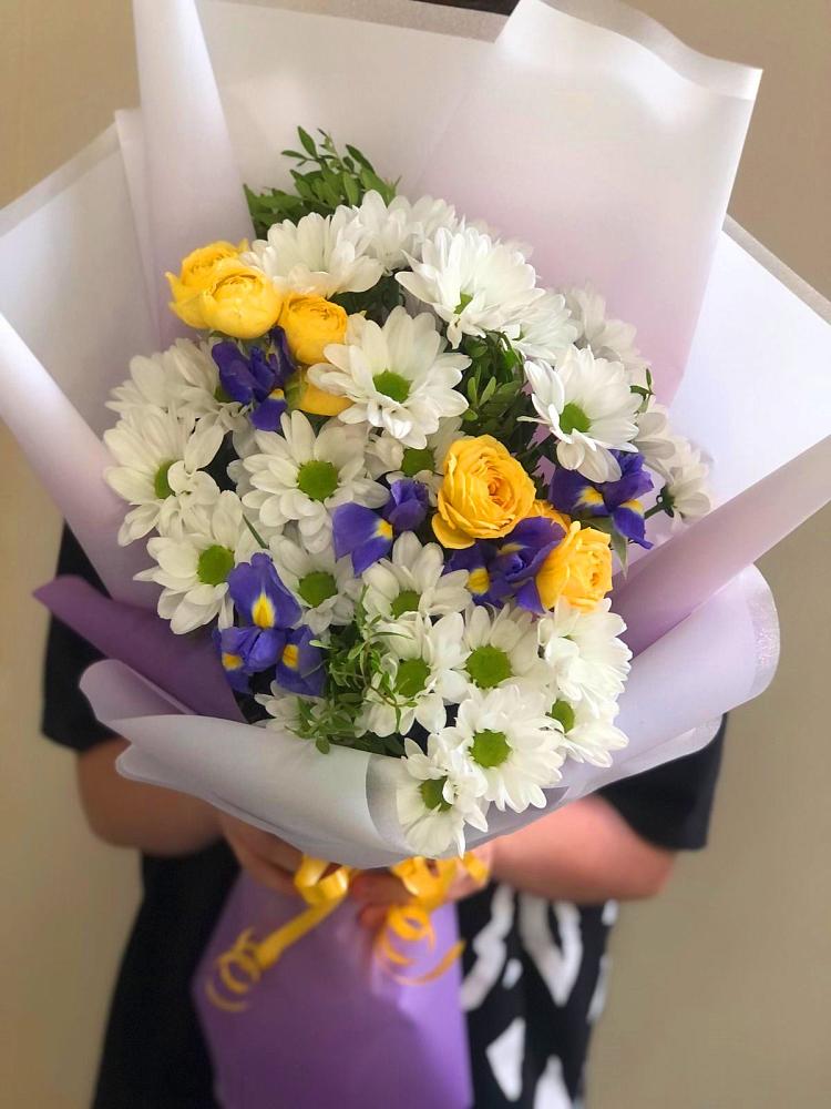 Букет цветов из: Ирисы, Хризантемы и Розы в Поселке Биокомбината