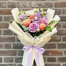 Букет цветов из:  Лизиантусы и Розы в Поселке Биокомбината