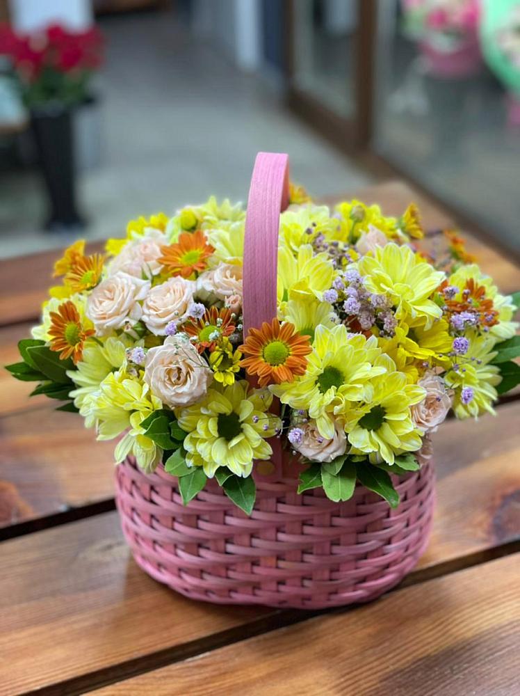 Цветочная композиция из Хризантемы и Розы в корзине в Поселке Биокомбината