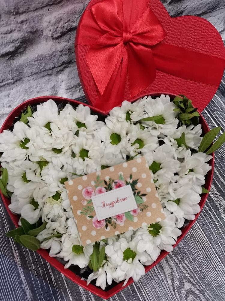 Цветочная композиция из Хризантемы в виде сердца в Поселке Биокомбината