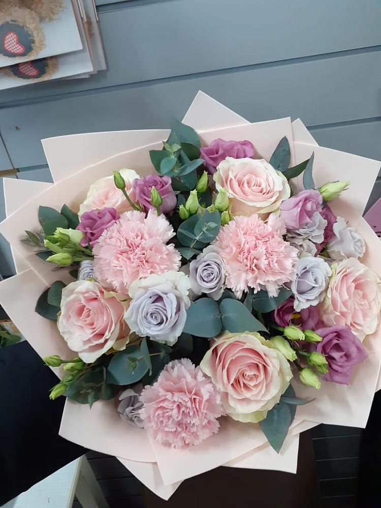 Букет цветов из: Розы, Гвоздики и Лизиантусы в Поселке Биокомбината