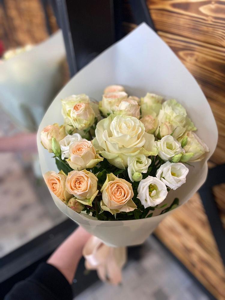 Букет цветов из: Розы и Лизиантусы в Поселке Биокомбината