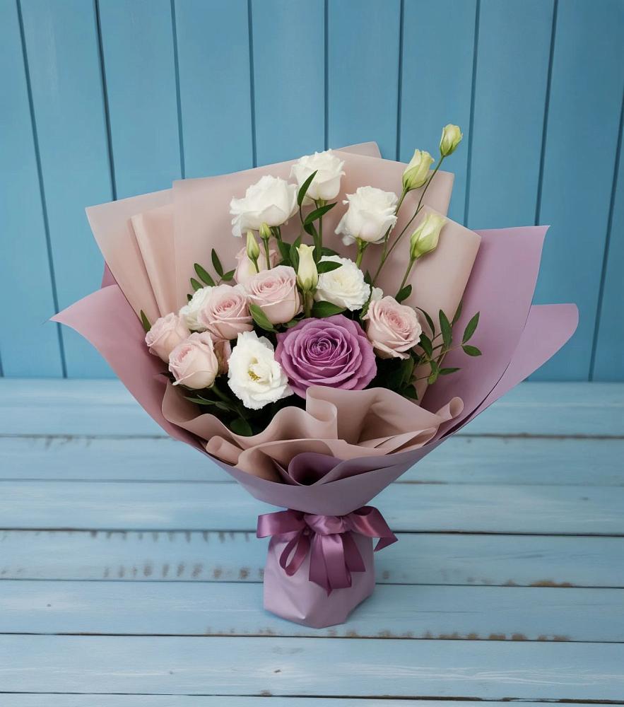 Букет цветов из: Розы и Лизиантусы в Поселке Биокомбината